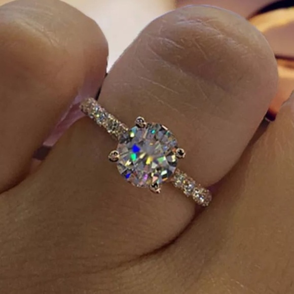 Stunning 18K White Gold Oval Cut Diamond Ring - Picture 2 of 4